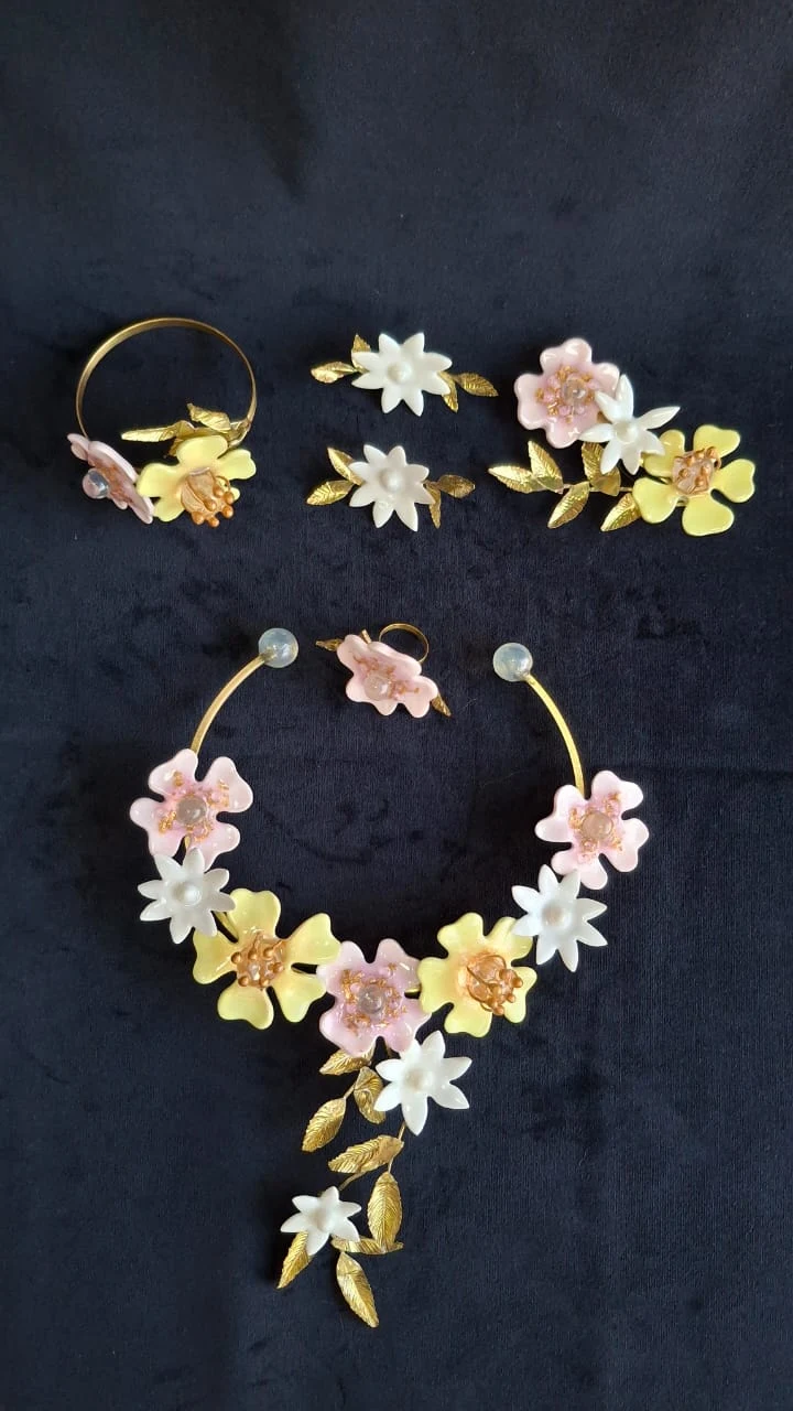 Vista de conjunto de peças com flores azuis, rosadas e claras